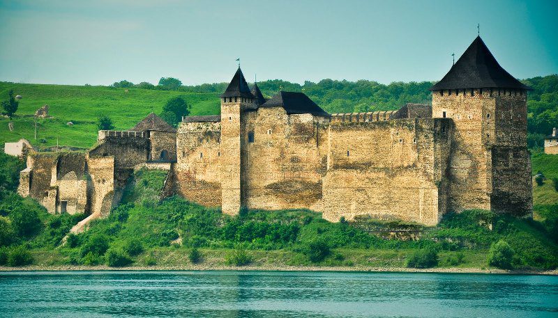 До слова, щоб побачити Хотинську фортецю з досить незвичного ракурсу, сюди приїжджають навіть досить відомі і знані фотографи світових імен. Окрім цього, Вас може зацікавити дуже старий польський цвинтар із неоготичними надгробками. Також на території кладовища розташований таємничий костел-капличка. Останній є мавзолеєм давньої польської родини, в якому поховано трьох її представників.