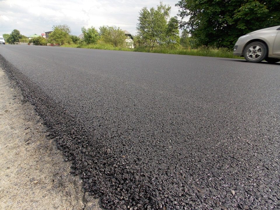 ремонтні та комунальні роботи на прикарпатті тривають